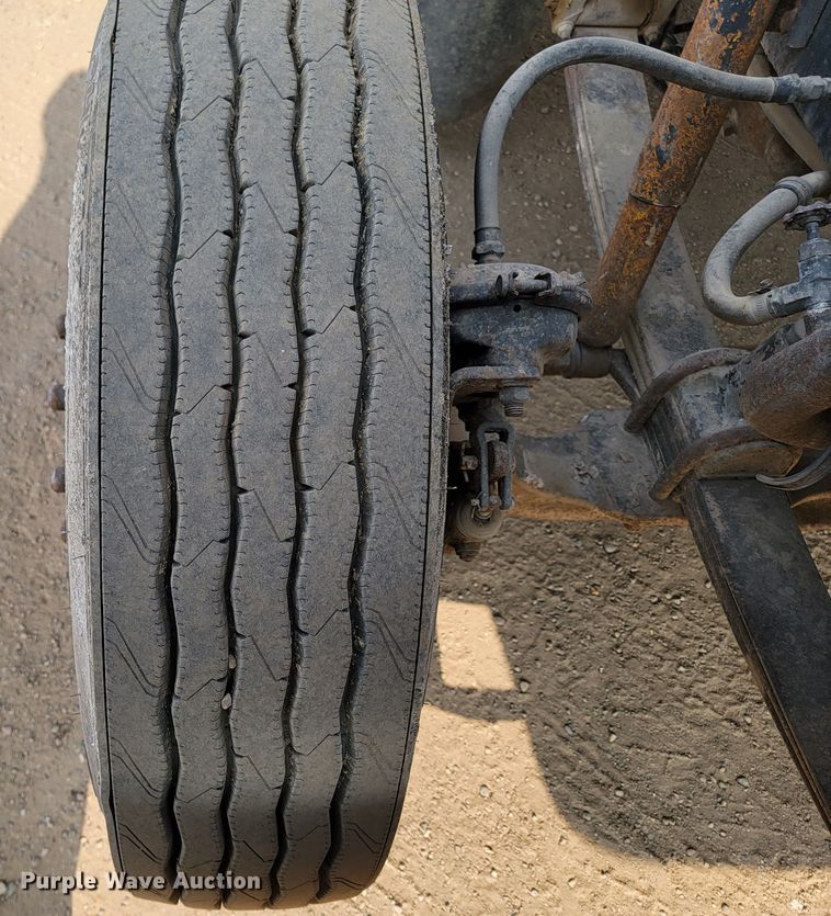 image for item ML9407 1992 Freightliner FLD 120  truck cab and chassis