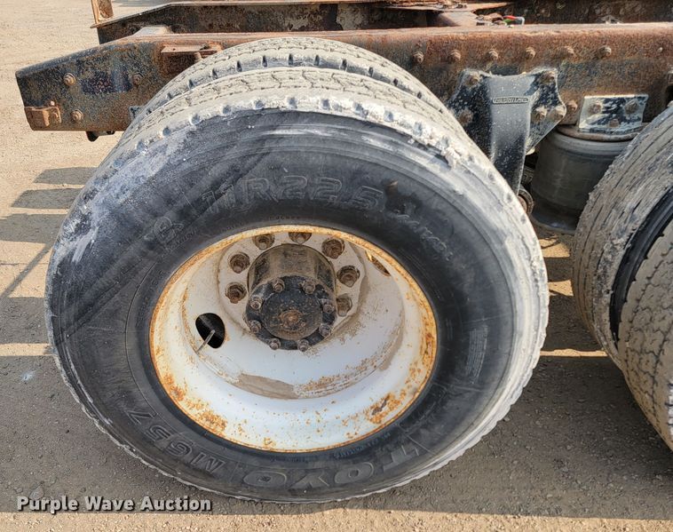 image for item ML9407 1992 Freightliner FLD 120  truck cab and chassis