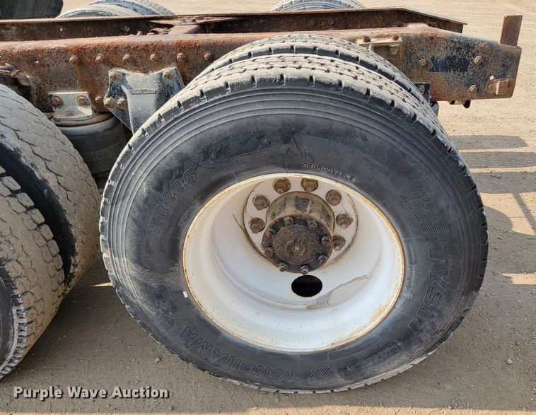 image for item ML9407 1992 Freightliner FLD 120  truck cab and chassis