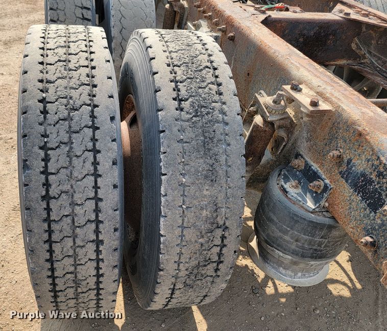 image for item ML9407 1992 Freightliner FLD 120  truck cab and chassis