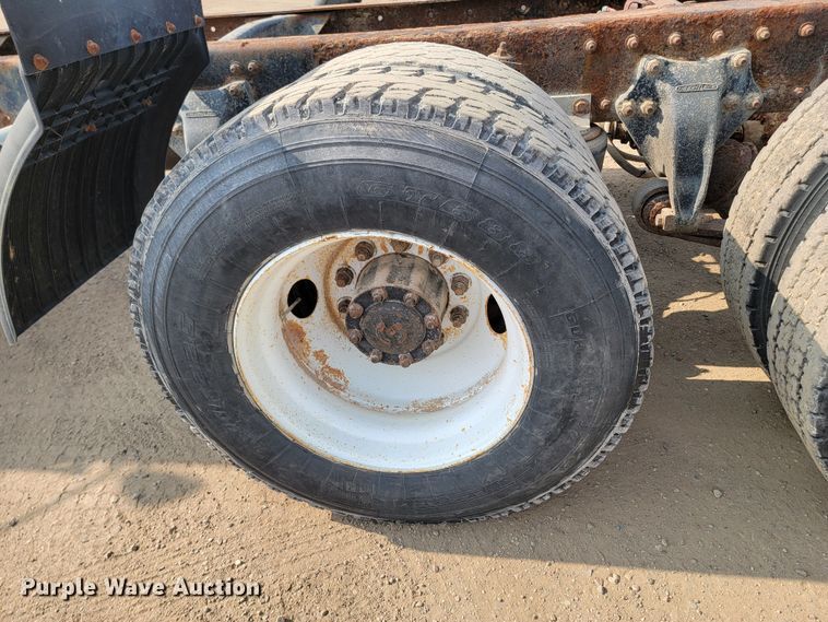 image for item ML9407 1992 Freightliner FLD 120  truck cab and chassis