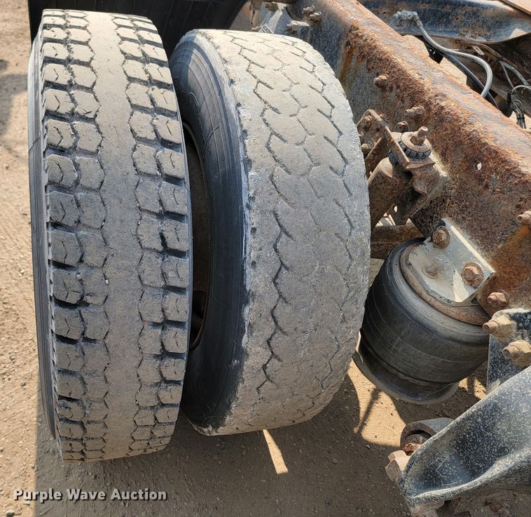 image for item ML9407 1992 Freightliner FLD 120  truck cab and chassis