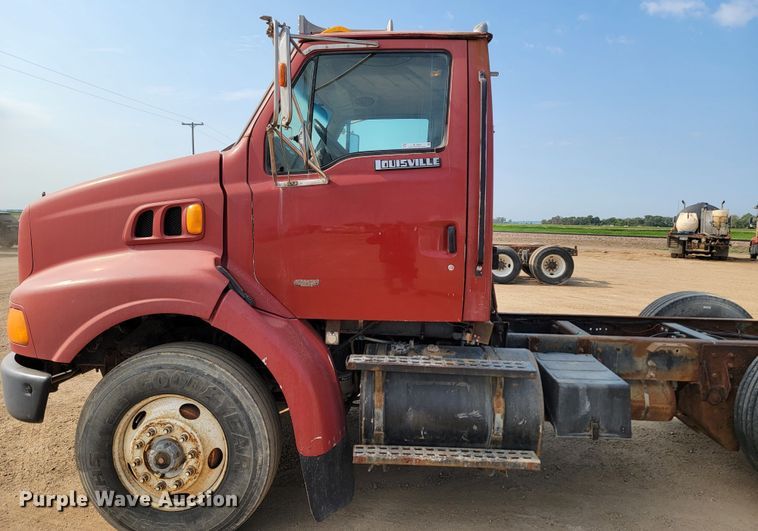 image for item ML9408 1997 Ford Louisville  truck cab and chassis