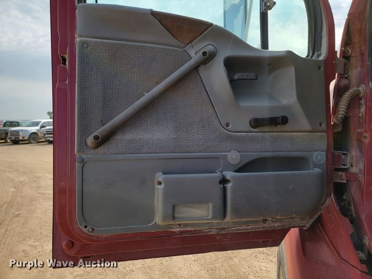 image for item ML9408 1997 Ford Louisville  truck cab and chassis