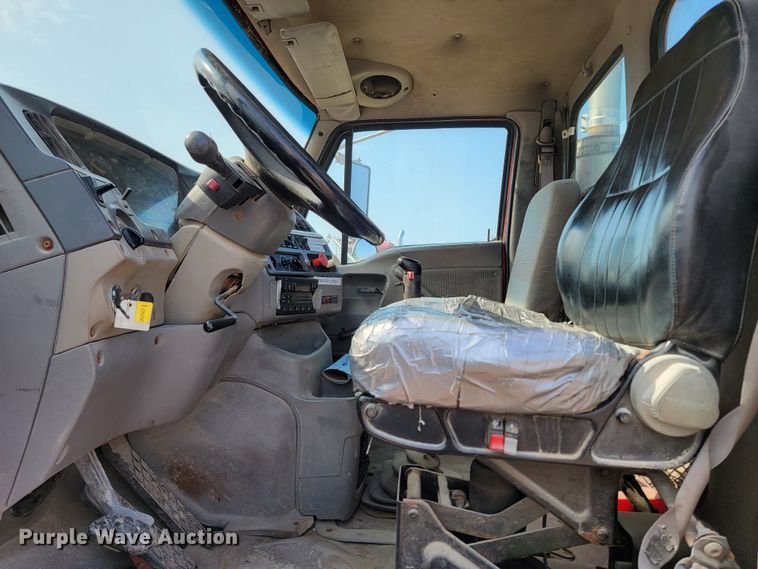 image for item ML9408 1997 Ford Louisville  truck cab and chassis