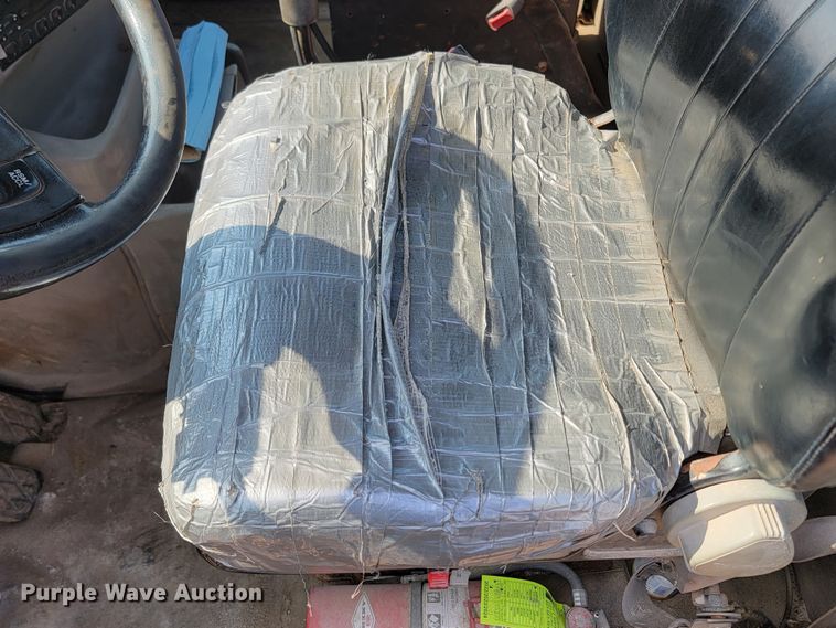 image for item ML9408 1997 Ford Louisville  truck cab and chassis