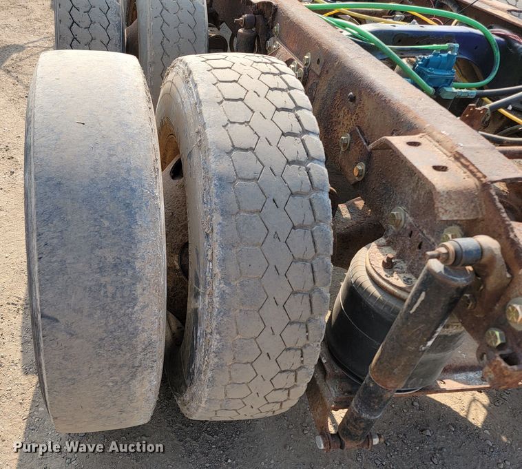 image for item ML9408 1997 Ford Louisville  truck cab and chassis