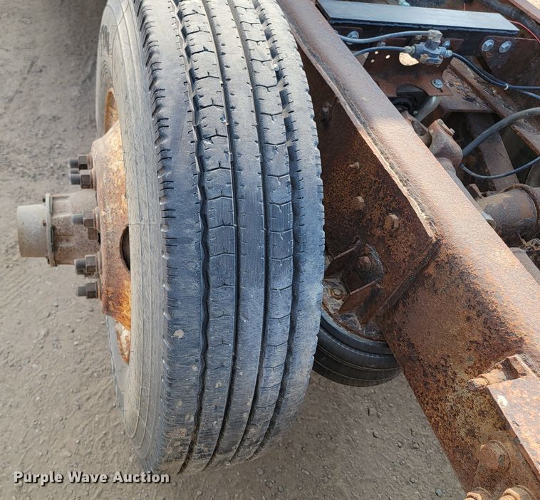 image for item ML9408 1997 Ford Louisville  truck cab and chassis