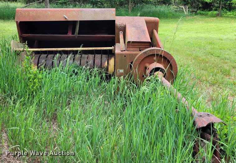image for item NX9504 New Holland Hayliner 271  small square baler