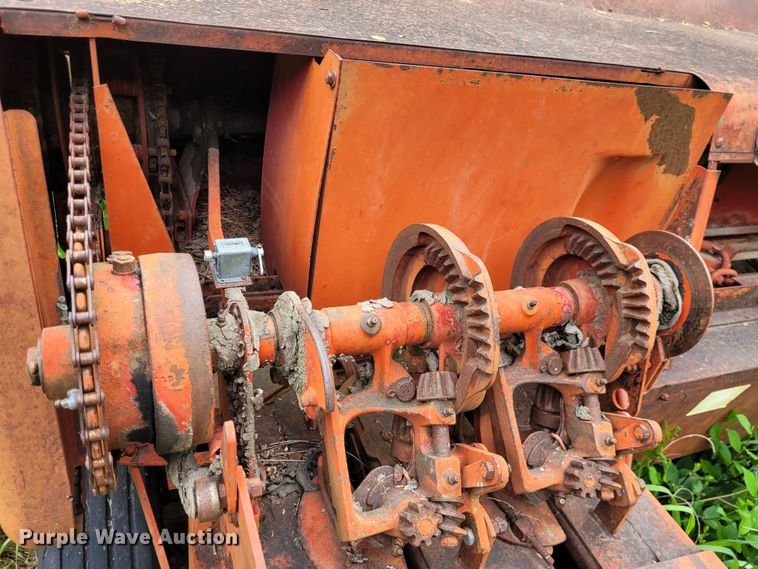 image for item NX9504 New Holland Hayliner 271  small square baler