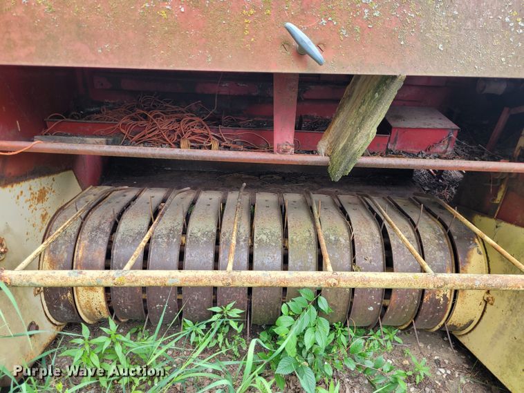 image for item NX9504 New Holland Hayliner 271  small square baler