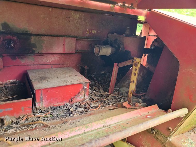 image for item NX9504 New Holland Hayliner 271  small square baler