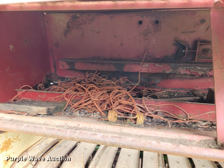 image for item NX9504 New Holland Hayliner 271  small square baler