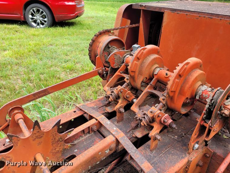 image for item NX9504 New Holland Hayliner 271  small square baler