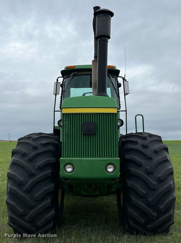 image for item NY9001 1982 John Deere 8440  4WD tractor