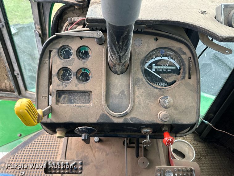 image for item NY9001 1982 John Deere 8440  4WD tractor