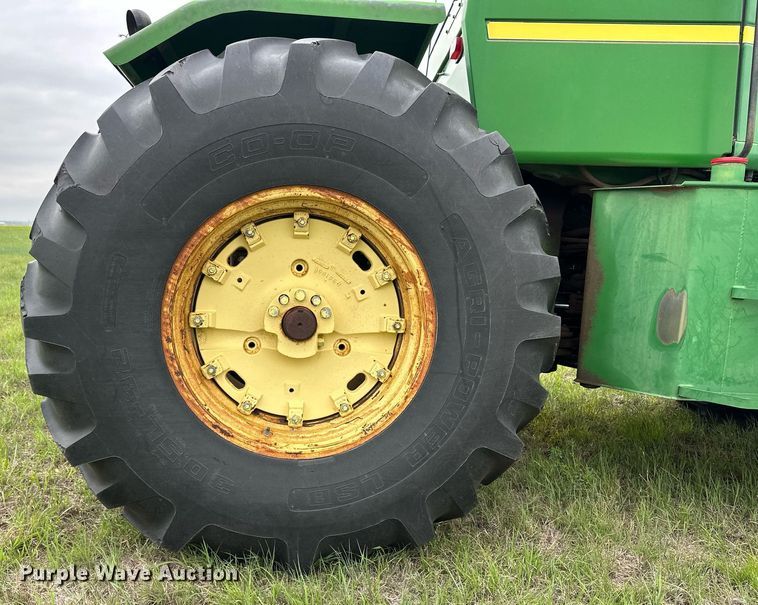 image for item NY9001 1982 John Deere 8440  4WD tractor