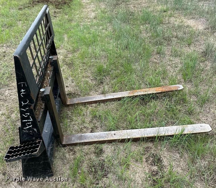 image for item NY9015 Caterpillar  skid steer forks