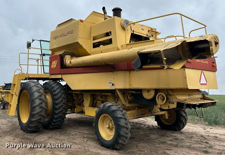 image for item NY9024 1993 New Holland TR96  combine