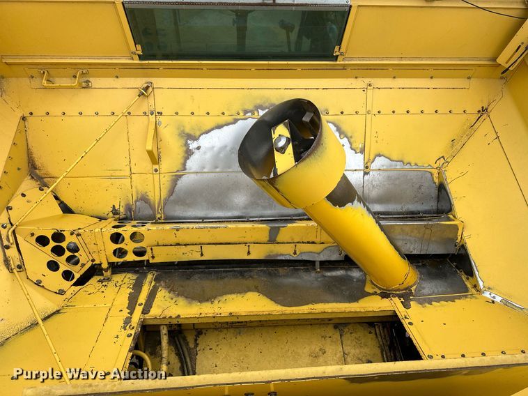 image for item NY9024 1993 New Holland TR96  combine
