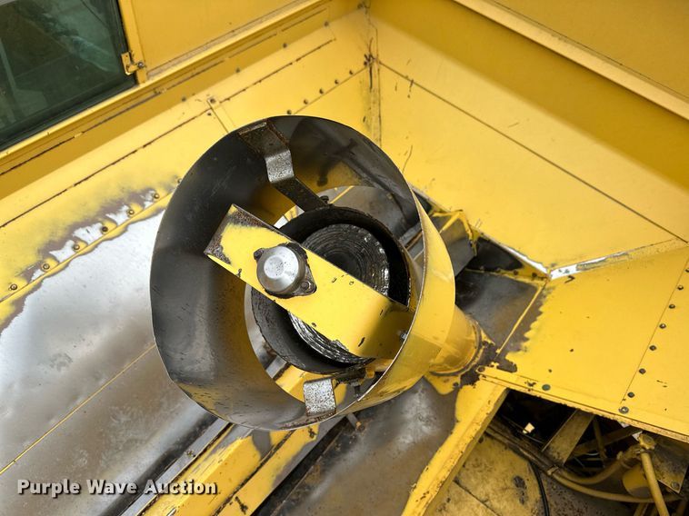 image for item NY9024 1993 New Holland TR96  combine