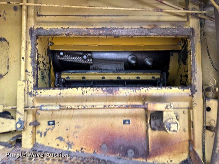 image for item NY9024 1993 New Holland TR96  combine