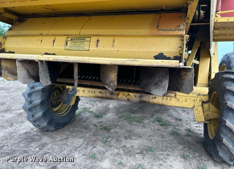 image for item NY9024 1993 New Holland TR96  combine