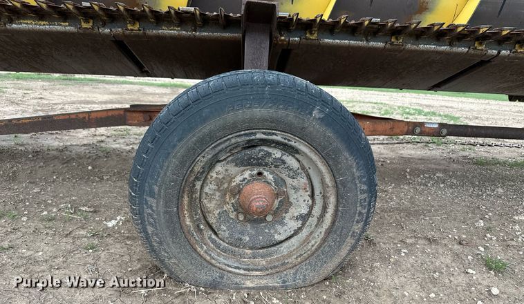 image for item NY9024 1993 New Holland TR96  combine