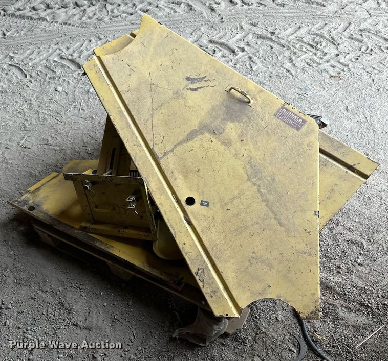 image for item NY9024 1993 New Holland TR96  combine