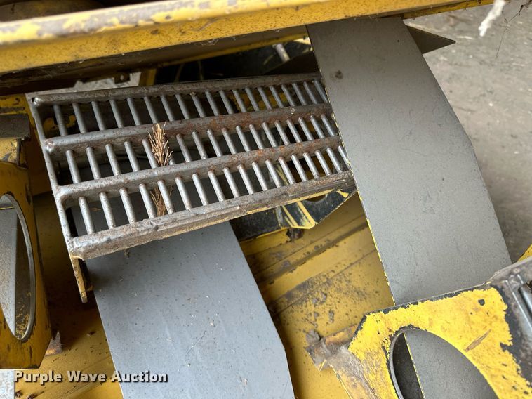 image for item NY9024 1993 New Holland TR96  combine