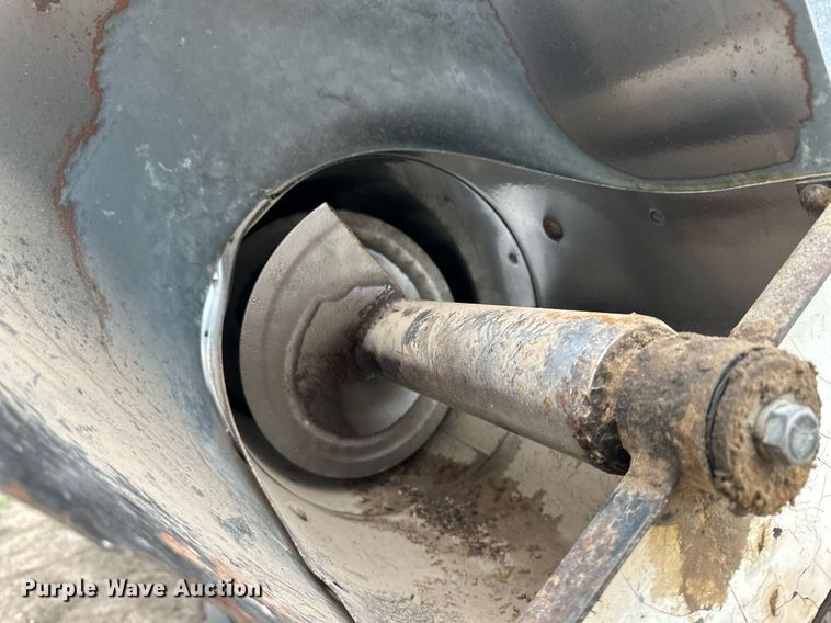 image for item NY9025 Gleaner L2  combine