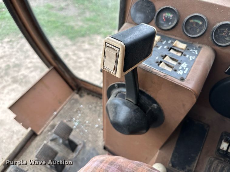 image for item NY9025 Gleaner L2  combine