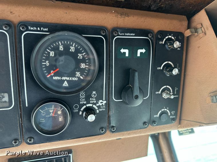 image for item NY9025 Gleaner L2  combine