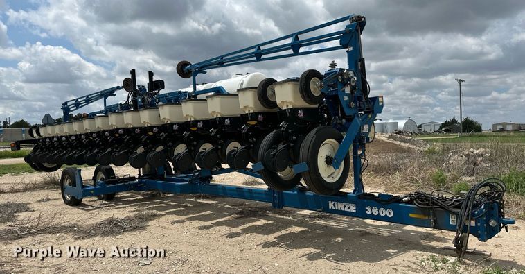 image for item NY9030 Kinze 3600  planter