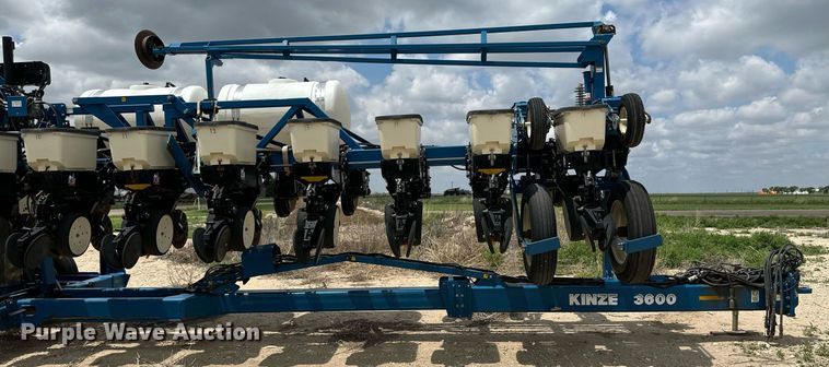image for item NY9030 Kinze 3600  planter