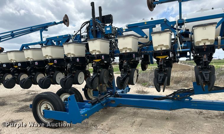 image for item NY9030 Kinze 3600  planter