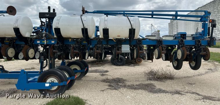 image for item NY9030 Kinze 3600  planter
