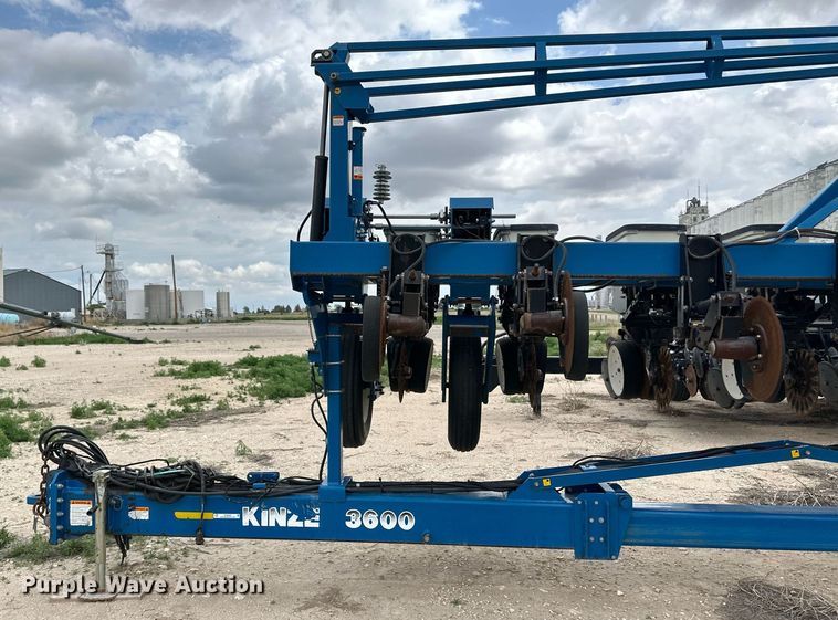 image for item NY9030 Kinze 3600  planter