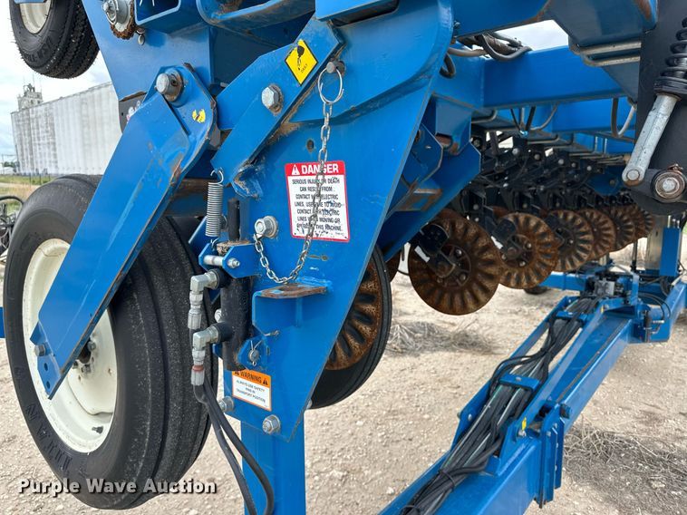 image for item NY9030 Kinze 3600  planter