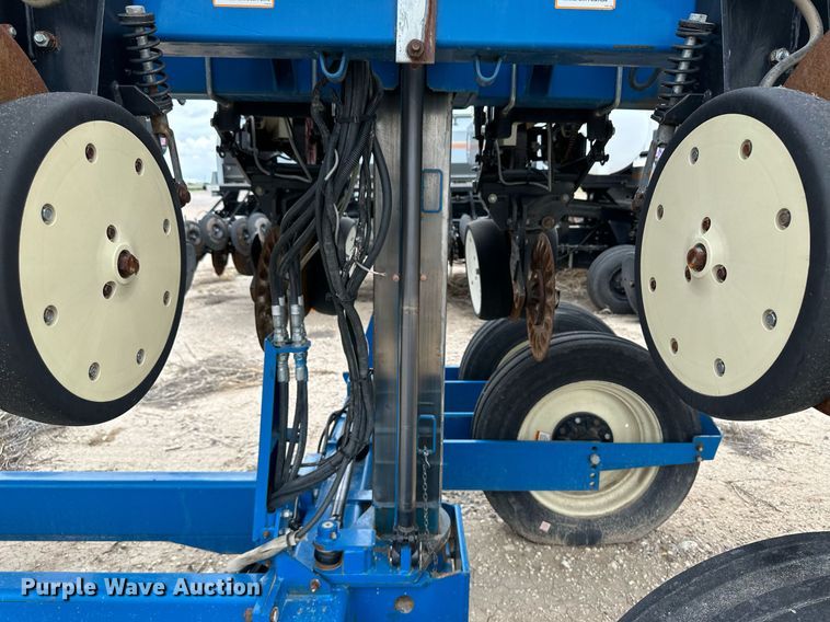 image for item NY9030 Kinze 3600  planter