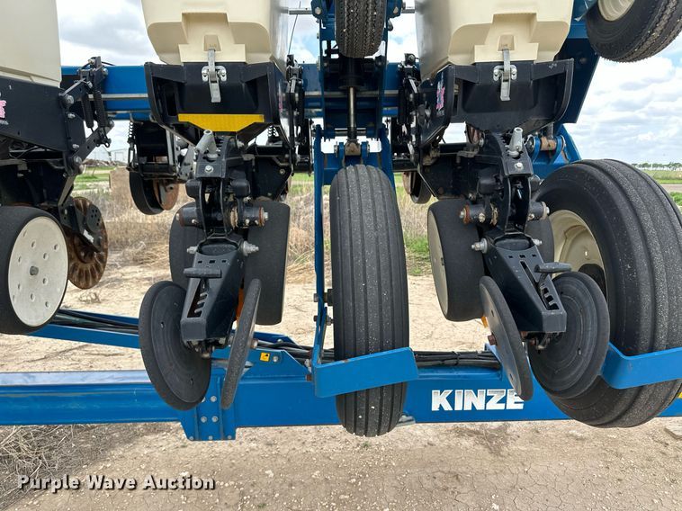 image for item NY9030 Kinze 3600  planter