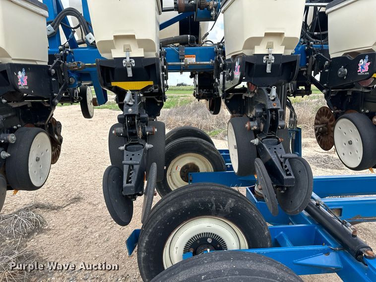 image for item NY9030 Kinze 3600  planter