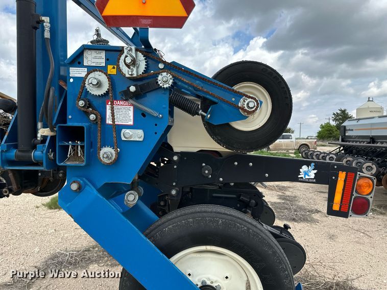 image for item NY9030 Kinze 3600  planter