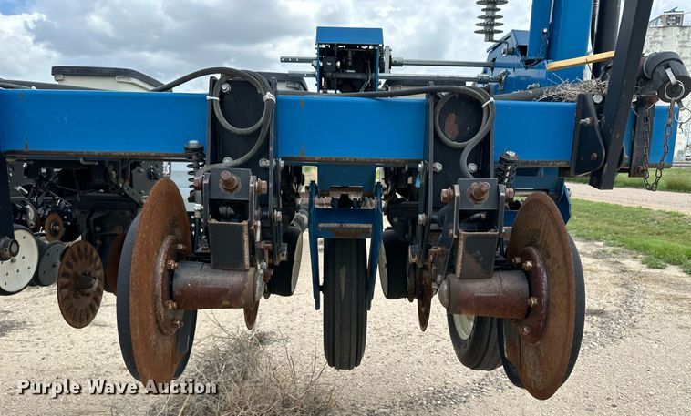 image for item NY9030 Kinze 3600  planter