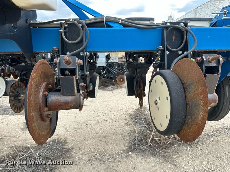 image for item NY9030 Kinze 3600  planter