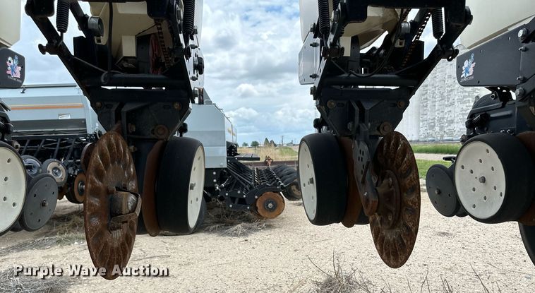 image for item NY9030 Kinze 3600  planter