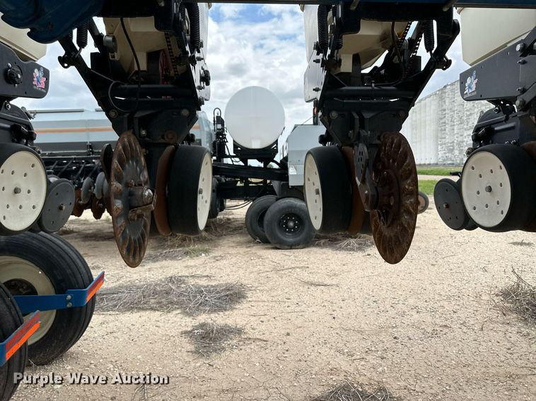 image for item NY9030 Kinze 3600  planter