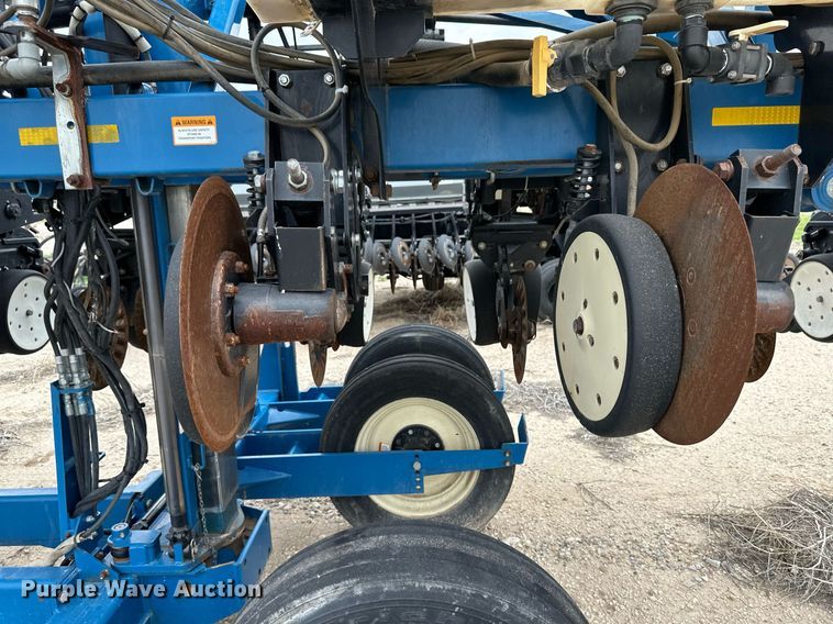 image for item NY9030 Kinze 3600  planter