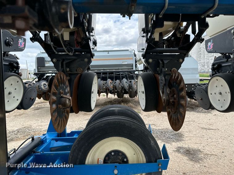 image for item NY9030 Kinze 3600  planter