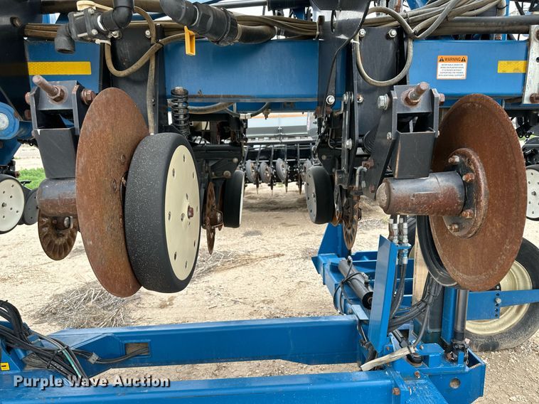 image for item NY9030 Kinze 3600  planter